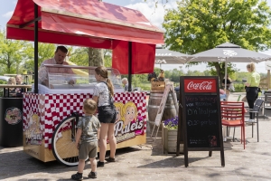 Genieten van ijsjes op de camping Breehees Heerlijk genieten van een ijsje bij camping Breehees